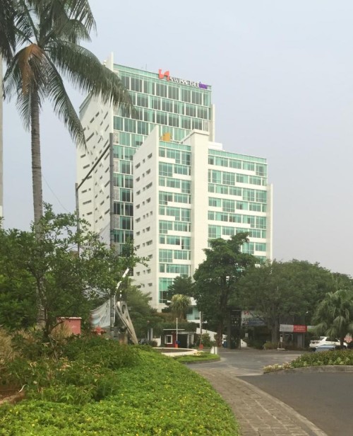 Spring Hill Office Tower merupakan gedung perkantoran yang menyatu dengan gedung Swiss-Bel INN Hotel dan terletak di Jl. Damar, Jakarta Utara. Bangunan yang dik...