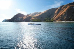 Knight Frank | Prime Beachfront Land for Sale in Labuan Bajo, East Nusa Tenggara | Photo 2 (thumbnail)