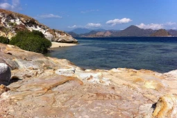 Knight Frank | Prime Beachfront Land for Sale in Labuan Bajo, East Nusa Tenggara | Photo 3 (thumbnail)